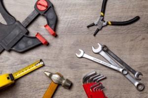 Erilaisia työkaluja; Vasara, puristin, rullamitta, kiintoavaimia ja pihdit